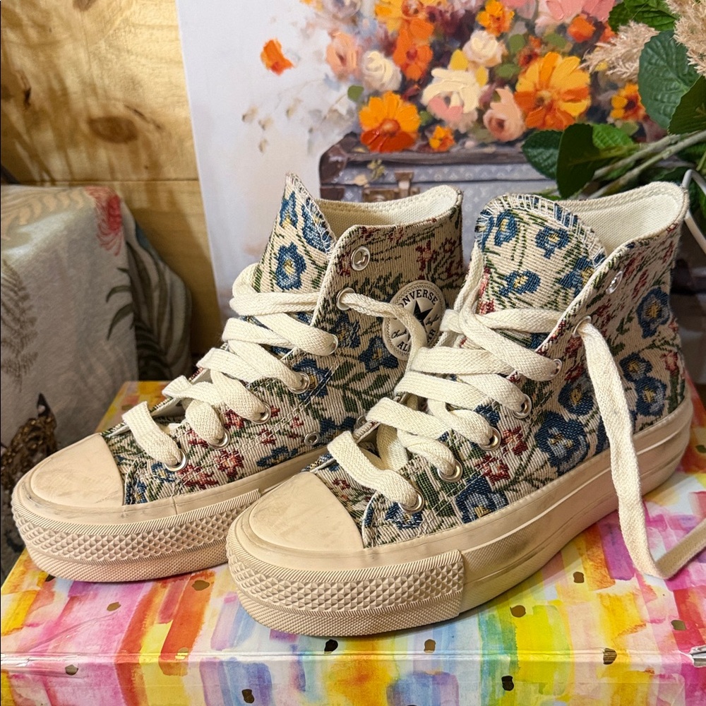 Converse Floral tapestry High-Top Sneakers - Cream and Blue. Size 5.5
